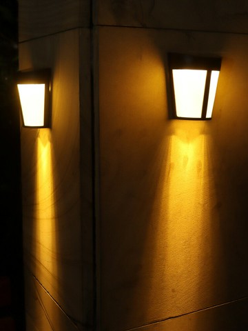 太陽能燈 戶外庭院燈家用防水LED花園景觀裝飾圍墻籬笆太陽能壁燈