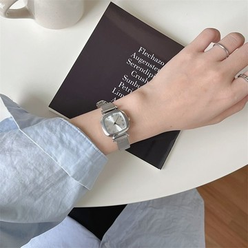 免運🔥手錶女初高中學生海藍小方糖韓系手錶小衆山茶花鏈條鋼帶ins氣質簡約 石英錶 運動錶 防水手錶 學生錶 考試手錶