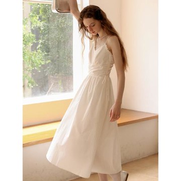 ISISLOVE純欲風白色抽褶收腰顯瘦吊帶連衣裙女法式V領復古長裙秋