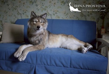 狼逼真的毛絨動物。橡木玩具。狼毛絨玩具