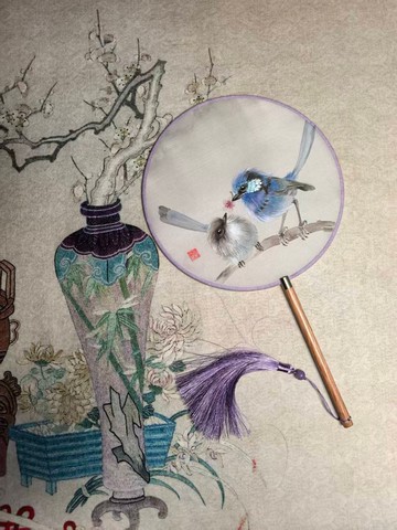 手繪細尾鷯鶯銜花真絲團扇