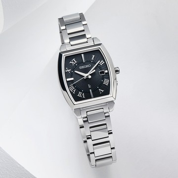 SEIKO 精工 LUKIA 魅力探索太陽能電波鈦金屬酒桶型女錶-黑x銀/27.4mm 1B32-0AV0D(SSQW059J)