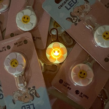 🔜[快速出貨]🆕新品上架💖【梨花娘】韓國💖可換電池貓咪狗狗寵物照明LED燈光三段夜間散步安全鑰匙圈掛釦(現貨+預購)