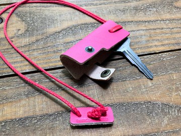 OTONA 簡單協調又辣的粉紅成人蚊子鑰匙扣 背面也好看 OKK-PPP-P