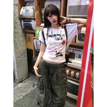 美式街頭斜肩t恤女夏季穿搭白色辣妹短袖修身顯瘦休閑露肩上衣tee