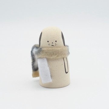 帶手工瓷娃娃圍巾的狗