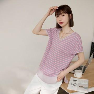 OB嚴選中大尺碼-V領條紋側開衩短袖上衣《AB20426》