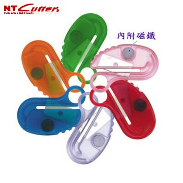 NT   iO-100PB 安全易裁刀-單入(顏色隨機出貨) /  包｜領券最高折$220
