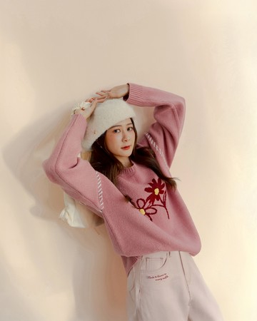 姵萱聯名 立體手繪花花刺繡縫線針織毛衣-粉