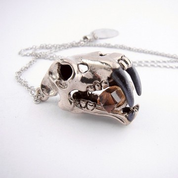 白銅劍齒骷髏吊墜，配煙石和氧化仿古色