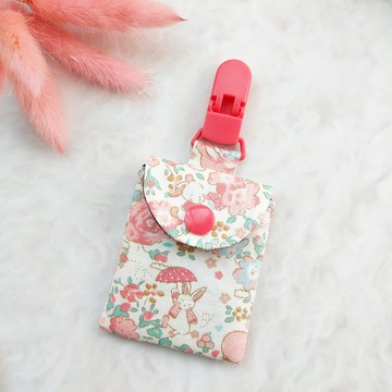 最後一個。童話花園裡的兔兔。平安符袋 (可繡名字)