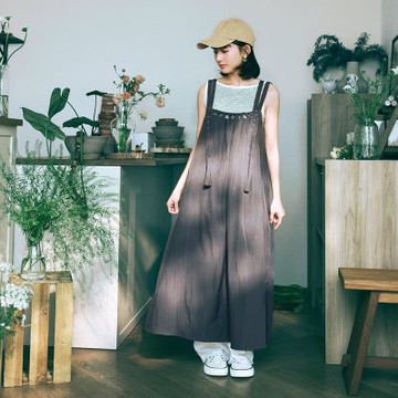 OB嚴選-日系微光澤鈕釦造型雙肩帶洋裝《DA10352-》