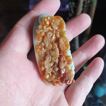 逸品軒~天然緬甸玉A貨-R1939-細糯黃翡花開富貴墜子 長63mm寬37.5mm厚20.7mm 水頭好，玉質細膩