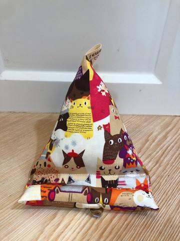 療癒系手機座~三角飯糰手機架、手機枕-貓咪嘉年華 紅