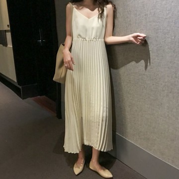 白色吊帶連衣裙新款夏季純欲法式初戀露肩收腰顯瘦百褶長裙子