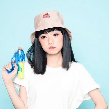 粉色貓咪女孩插畫電繡漁夫帽