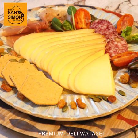 スペイン ガリシア州ルーゴ県ビラルバ産ケソサンシモン約250g　Queso San Simon　587円 100gあたり