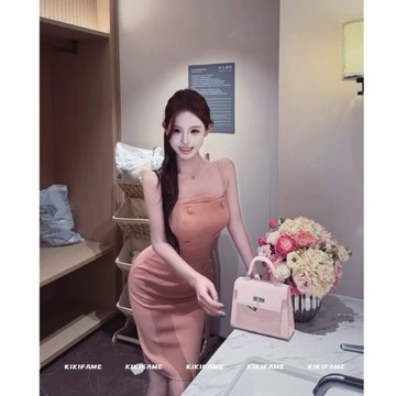 【𝐊𝐈𝐊𝐈𝐅𝐀𝐌𝐄】🎀韓系大女主♡♡蜜桃粉雙排扣包臀吊帶裙 粉色洋裝 連身裙 包臀洋裝 中長裙 收腰洋裝 長裙 排扣洋裝
