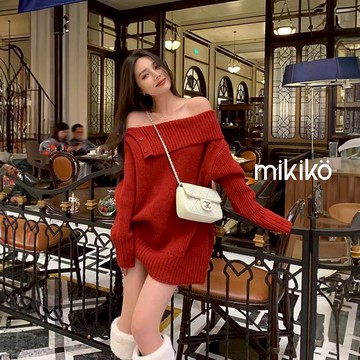美木子｜針織洋裝 連身裙｜辣翻你🔥法式翻領露肩紅色毛衣裙【D10156】一字肩設計 針織毛衣裙 紅色針織 寬鬆毛衣