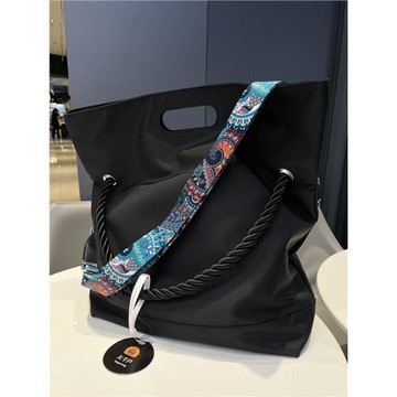 左千戶包高級感黑色男包托特包大容量休閑單肩斜挎包運動健身包