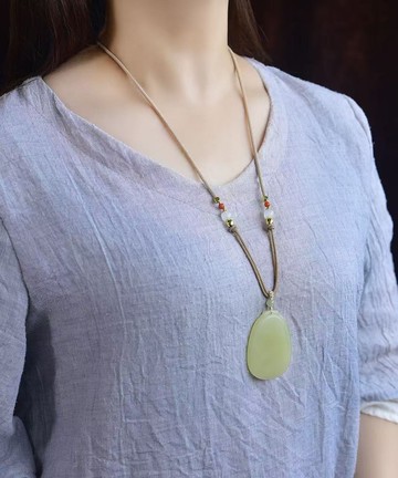 和田玉蜂蜜水無事牌吊墜 寓意吉祥如意 雕工精緻 上身簡單大方