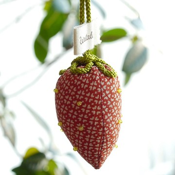 真絲草莓吊飾 | 吉祥花紋少女御守 | WATALIS 日本製