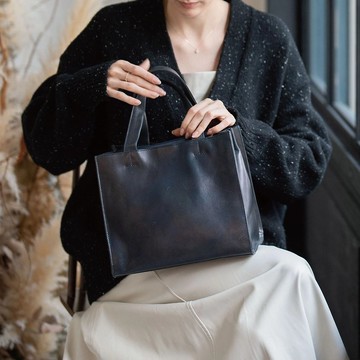 【義大利皮革】隨身包 手提包 簡約風 收納力強 附有背帶 午夜藍