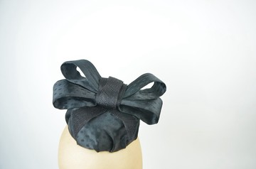 黑色圓點大蝴蝶結禮帽 復古歌舞劇風格 (Pillbox Hat with Large Bow in Black Polka Dot Statement Burlesque Vintage)