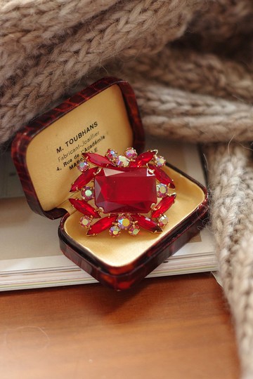 老又好古董珠寶 紅色雪花萊茵石方塊別針 胸針 古著 b277