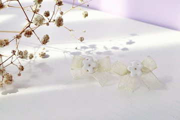 午夜的森林。小白花蝴蝶結耳釘。沙黃