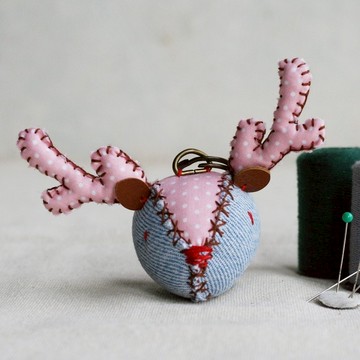 【布完美】丹寧麋鹿 手縫吊飾/鑰匙圈_草莓奶昔_豆豆眼