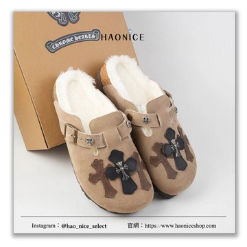 【【HAO NICE】質感惡作劇特殊訂製款Chrome Hearts 克羅心 經典貼皮十字架 金屬扣 毛絨拖鞋 勃肯鞋