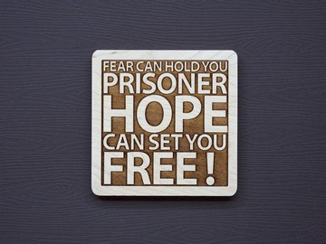 一句話原木杯墊 恐懼讓你淪為囚犯希望可以感受自由