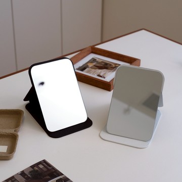 現貨秒出🚚 居居宅の 簡約摺疊鏡 隨身鏡 立鏡 桌鏡 化妝鏡 鏡子