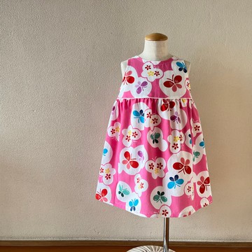 兒童浴衣布料樸素喇叭形連身裙，帶有染色圓點和粉紅，粉紅色背景，尺寸 80-130，可客製化