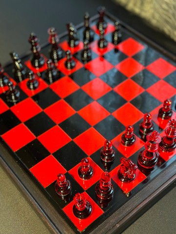 黑色與紅色棋子 |優雅的環氧樹脂國際象棋套裝，適合家居裝飾和禮品