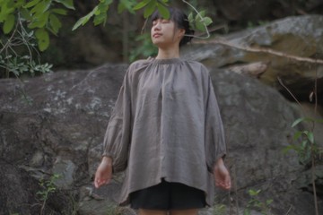 Pompom 雙面穿設計上衣 | 天然染亞麻