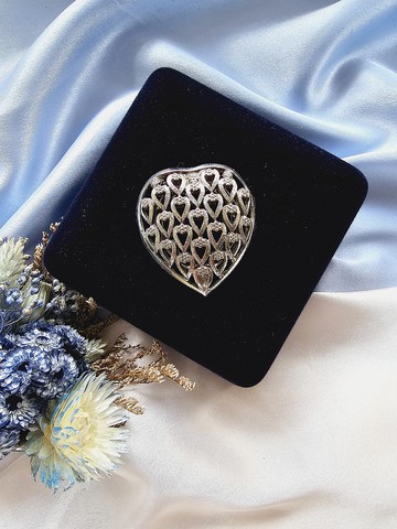 銀色調圓弧鏤空愛心絲巾夾/復古珠寶/vintage美國西洋古董飾品