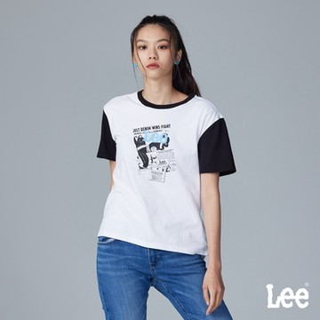 Lee 女款 報紙印花短袖圓領T 白色