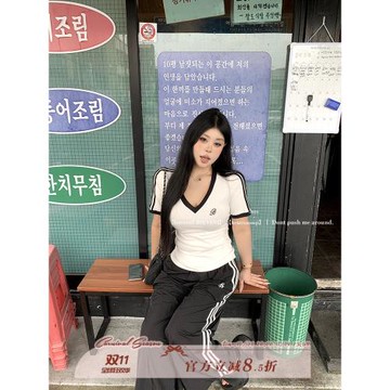 黑澤玄七上衣2025夏季新款胖mm正肩休閑大碼v領顯瘦運動短袖t恤女