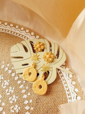 原創手作 Ocean On The Moon -夏日雛菊花瓶耳環/耳夾(黃)