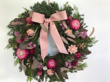 出貨快速-粉紅色麥桿菊聖誕花圈(含聖誕包裝盒)-25公分