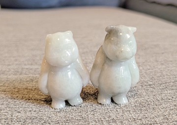 【親翠】天然翡翠 白冰撒烏雞療癒熊熊桌上型公仔 | 給你滿滿療癒