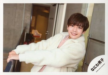 浪花男子/長尾謙杜/橫型膝上服裝白色粉紅色/雙手扶手/左側/笑臉/"關州夢之關西島2020 in京瓷巨蛋大阪～來玩吧！100%滿足～"周邊攝影/官方生寫真