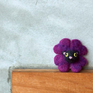 羊毛出在羊山上 羊毛氈  別針 幸運草 黑貓 祈福 御守