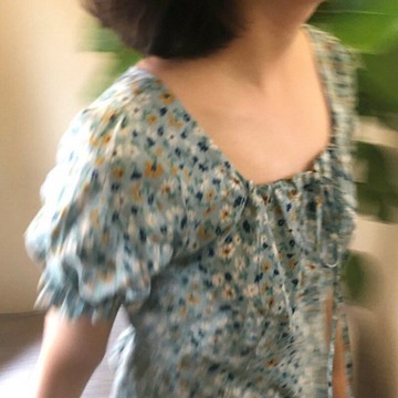 2022春夏新款法式復古中長款裙子修身顯瘦泡泡袖系帶碎花連衣裙潮
