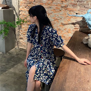 碎花裙2021新款夏季復古法式收腰顯瘦V領設計感裙子短袖連衣裙女