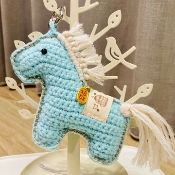 寶貝藍招財小馬-現貨 / 馬年招財鉤織小物 吊飾 香包