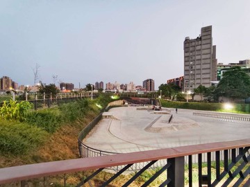 13期近中山醫秀泰好事多7.6米大面寬方正建地｜台中市南區大慶段