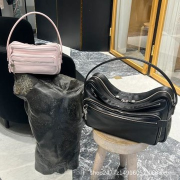 2025新款徽標紐扣單肩腋下相機包男女同款大容量真皮機車包斜挎包
